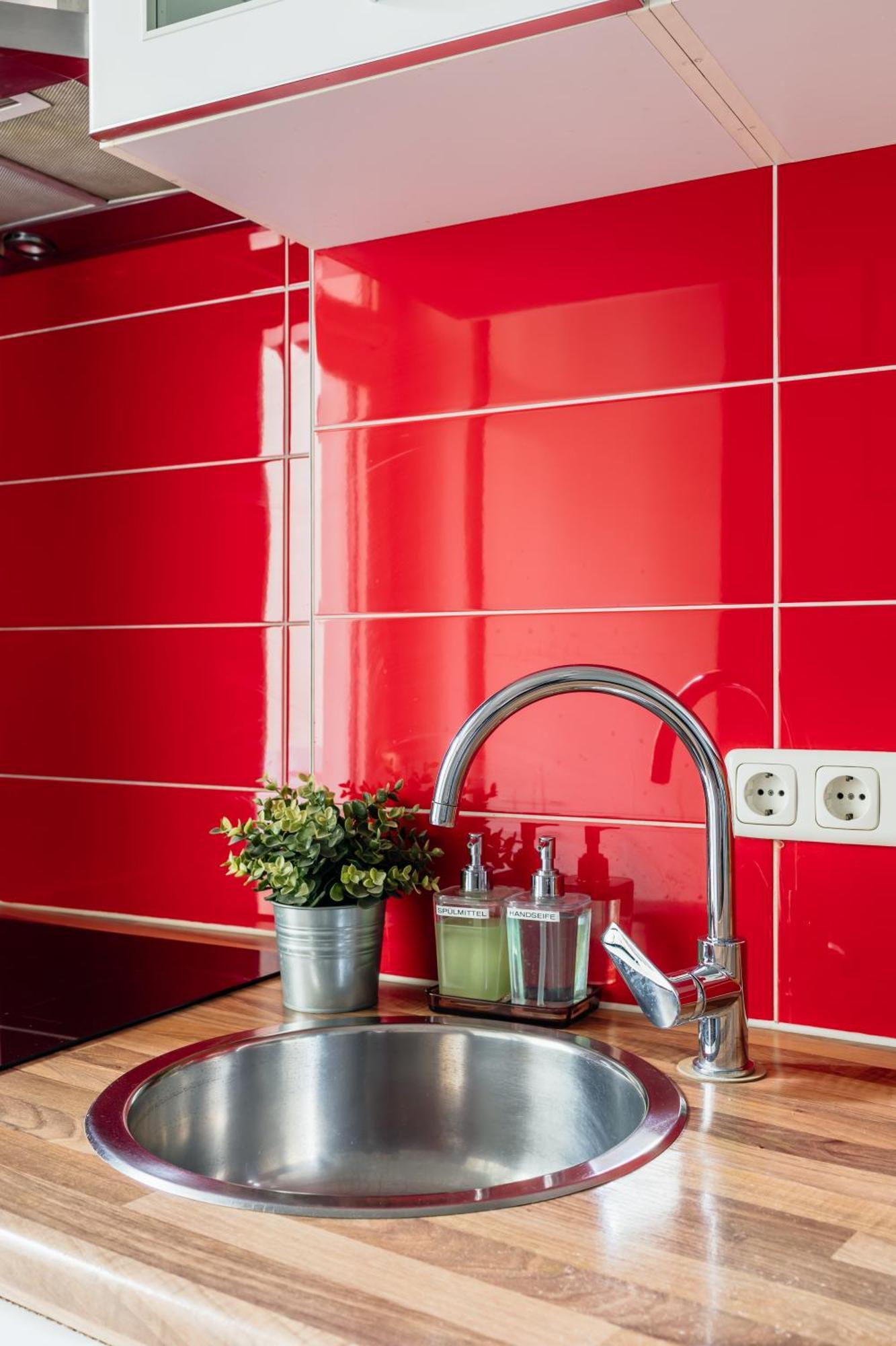 Centrally Located 2-room Apartment *