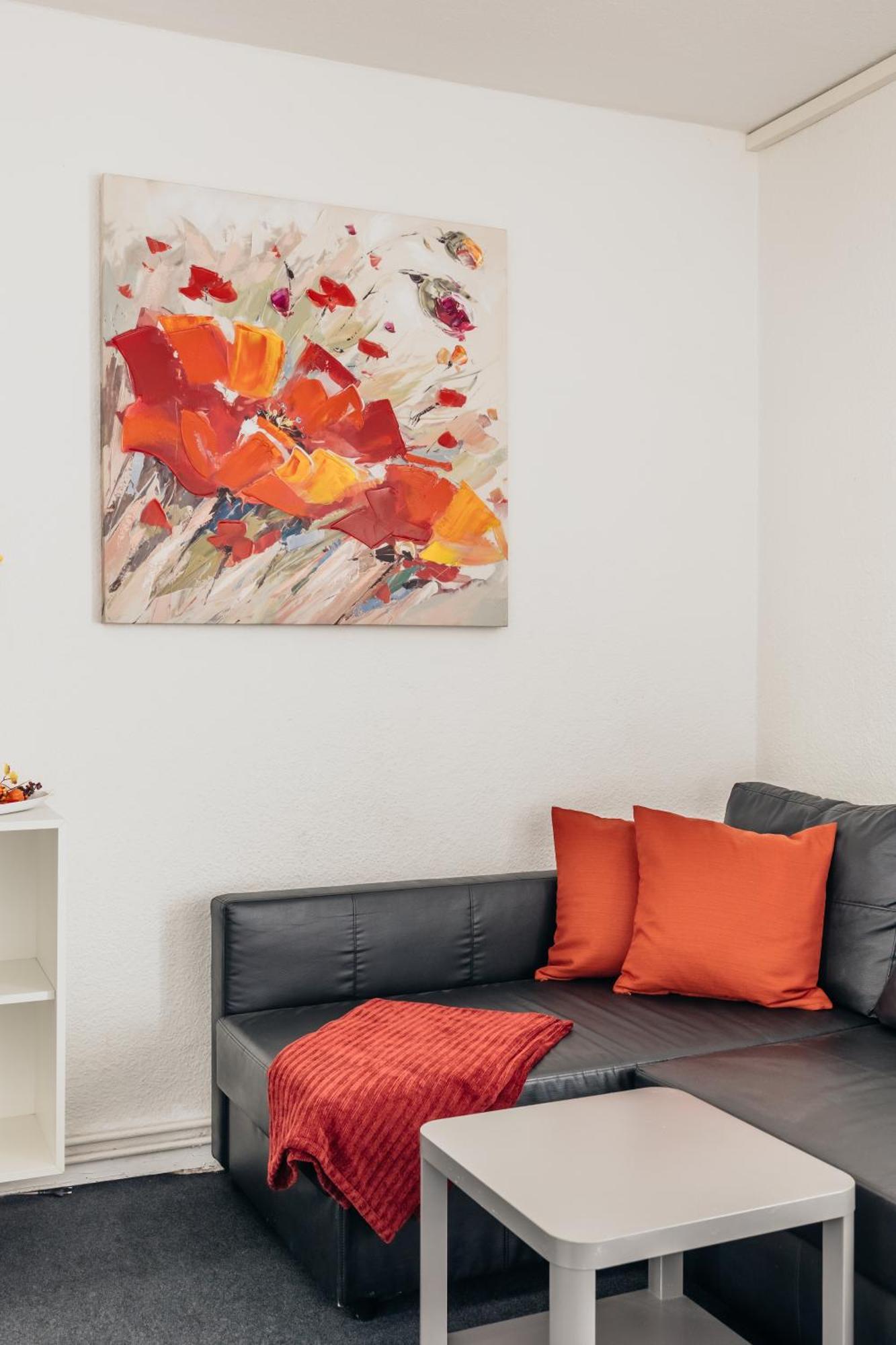 Centrally Located 2-room Apartment *